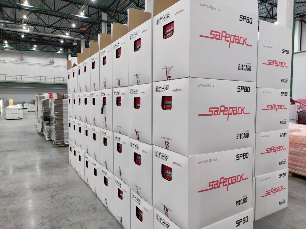 SafePack containers prepared for international dispatch in the BIOCARD warehouse