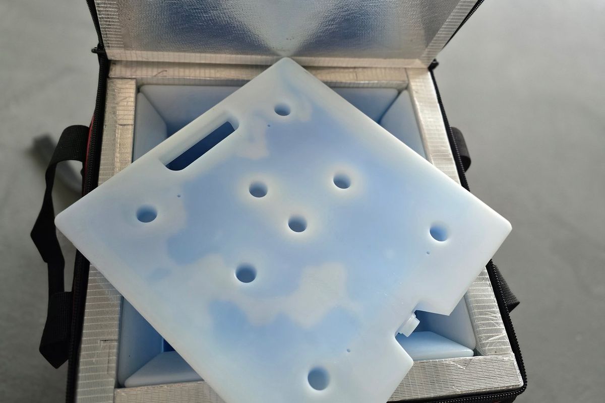A PCM panel placed on an insulated SafePack bag