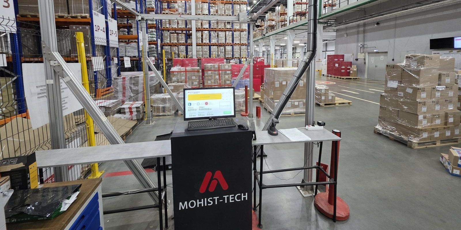 A parcel dimensioning station on a BIOCARD Group warehouse floor