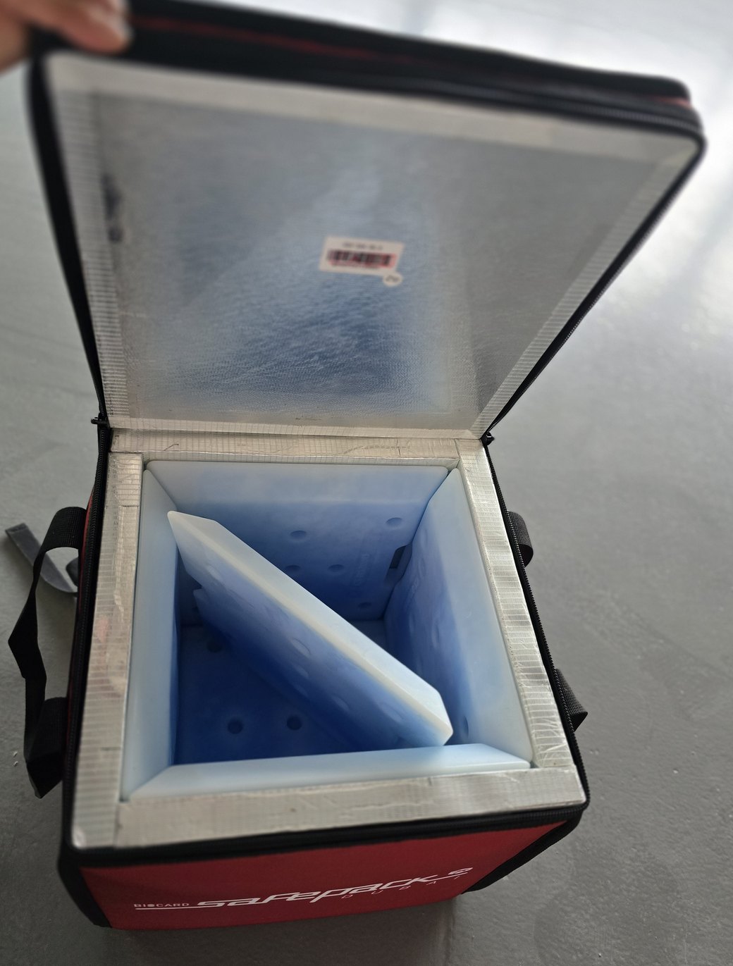 SafePack thermal box inside a BIOCARD insulated delivery bag